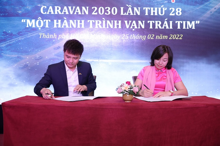 Bà Hà Lê Thúy Quyên- Trưởng ban tổ chức cùng nhà tài trợ ký kết hợp tác tài trợ 